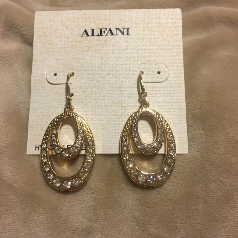 NWT Gold dangle earrings